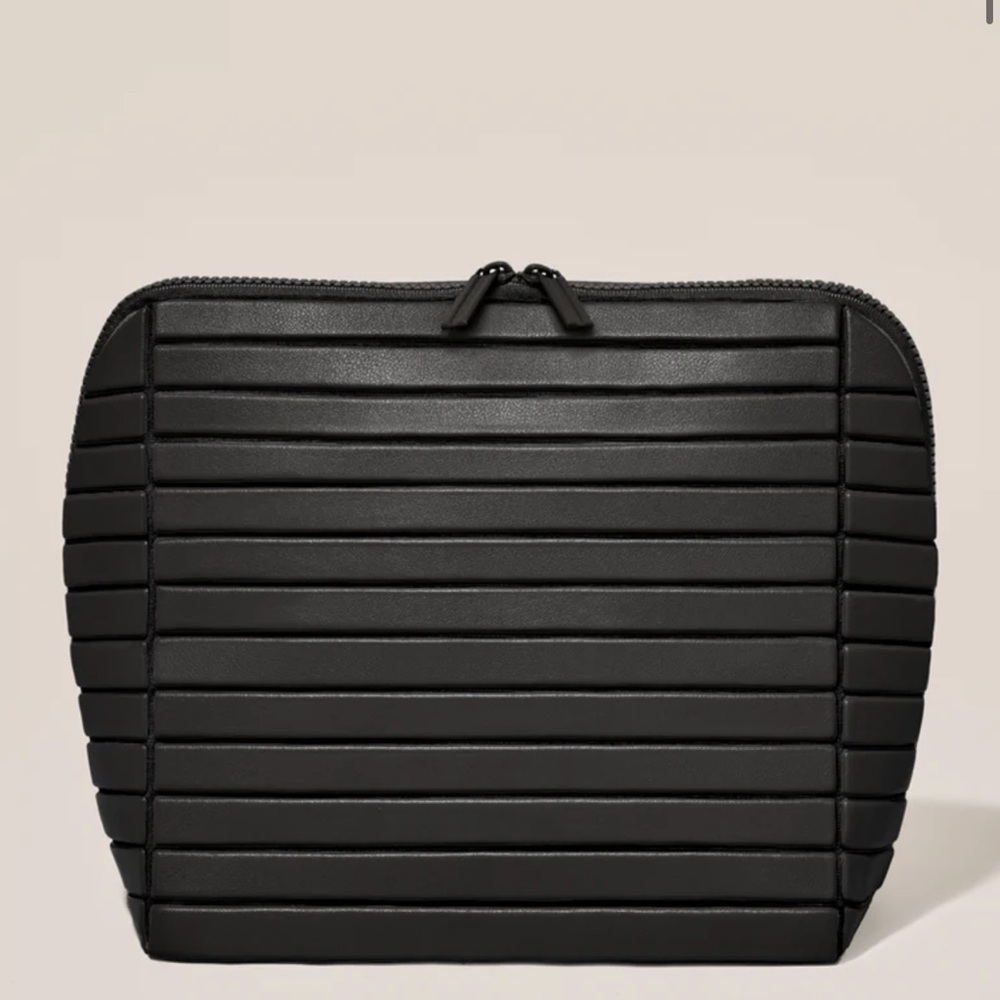 Large Parallelle Toiletry Case - Picture 5 of 6